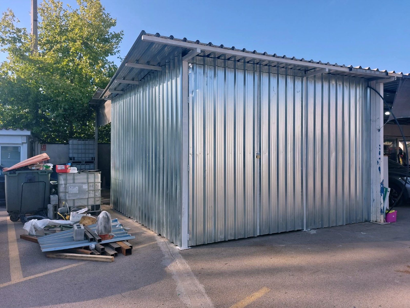 Cerramiento exterior realizado con paneles metálicos