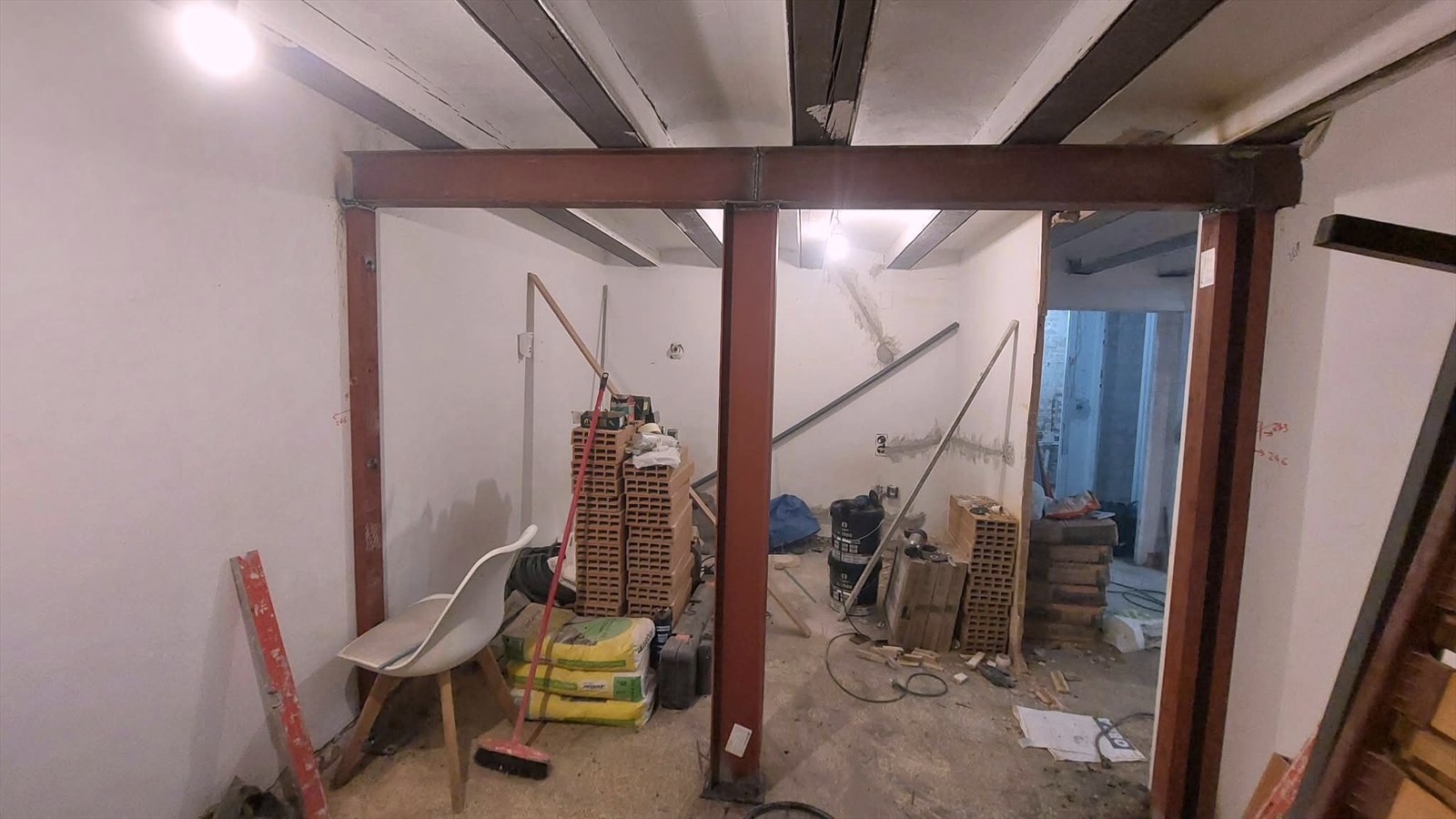 Perfiles de acero instalados como refuerzo estructural interior